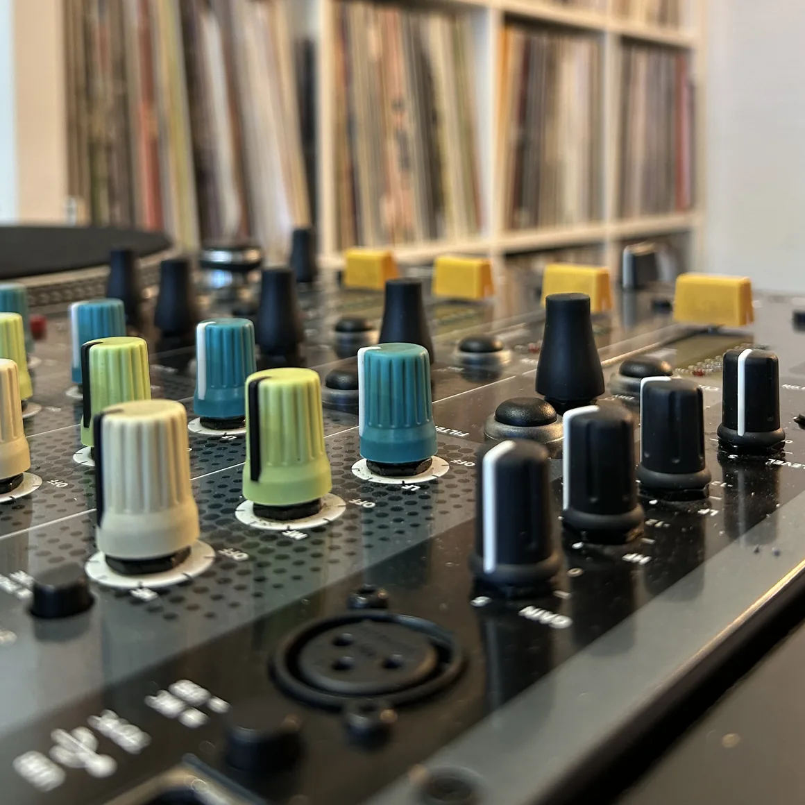 Commandes colorées d’une table de mixage DJ