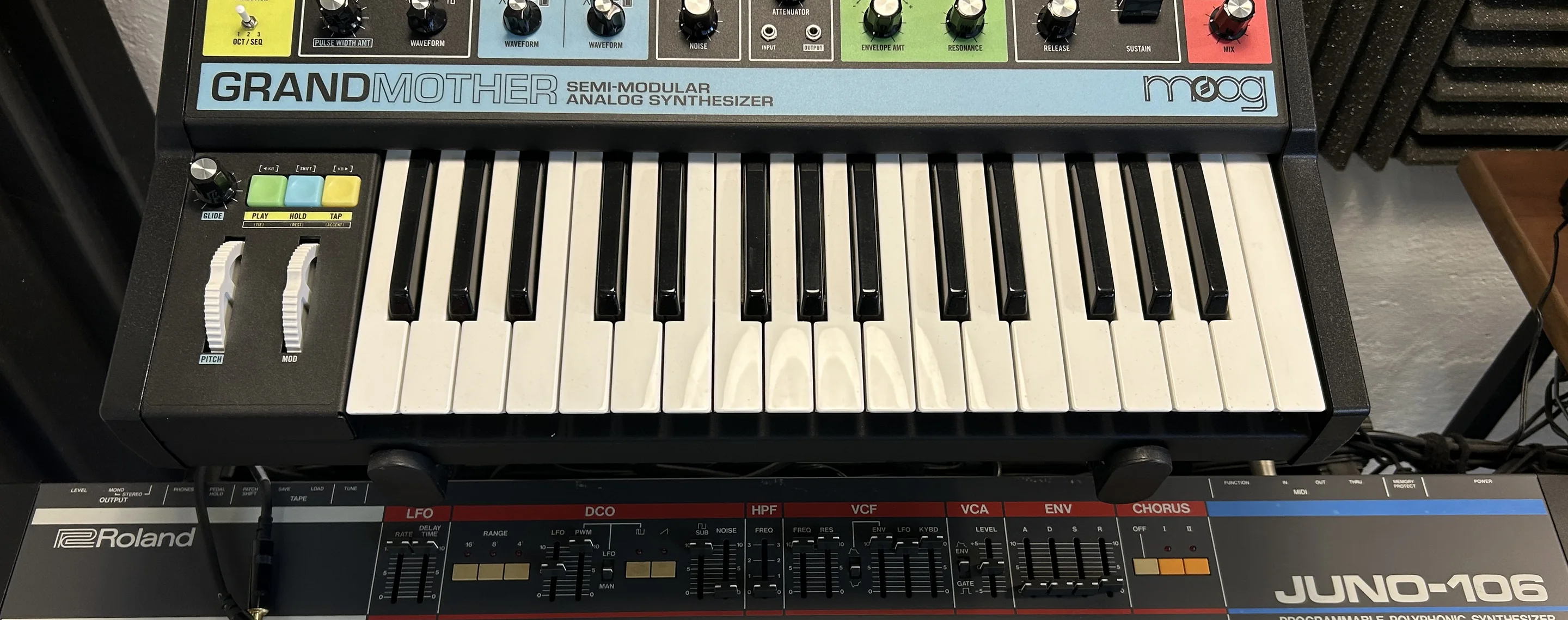 Claviers et commandes des synthétiseurs Moog et Roland
