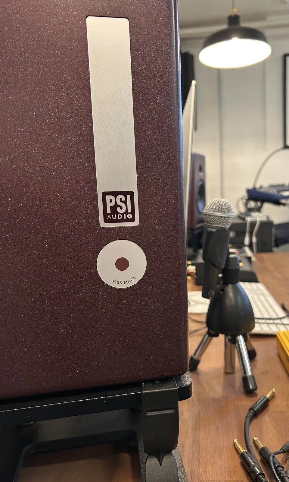 Enceinte PSI Audio dans le studio, au premier plan