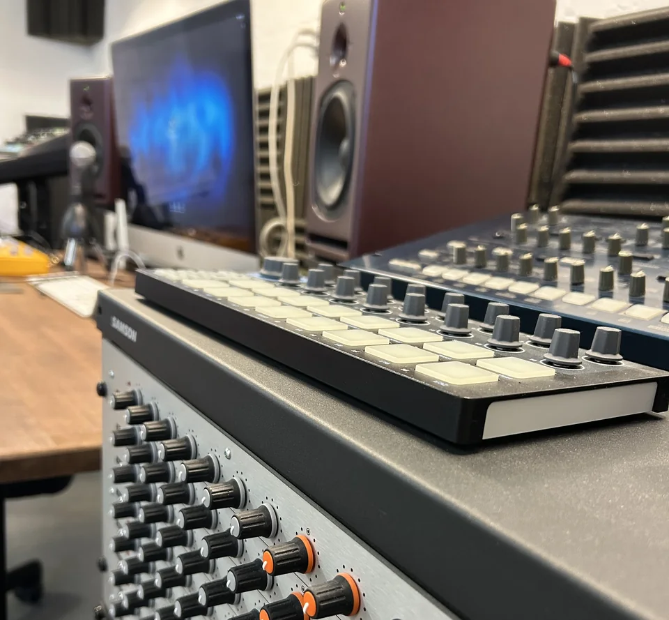 Commandes de matériel musical au premier plan dans le studio VR-school