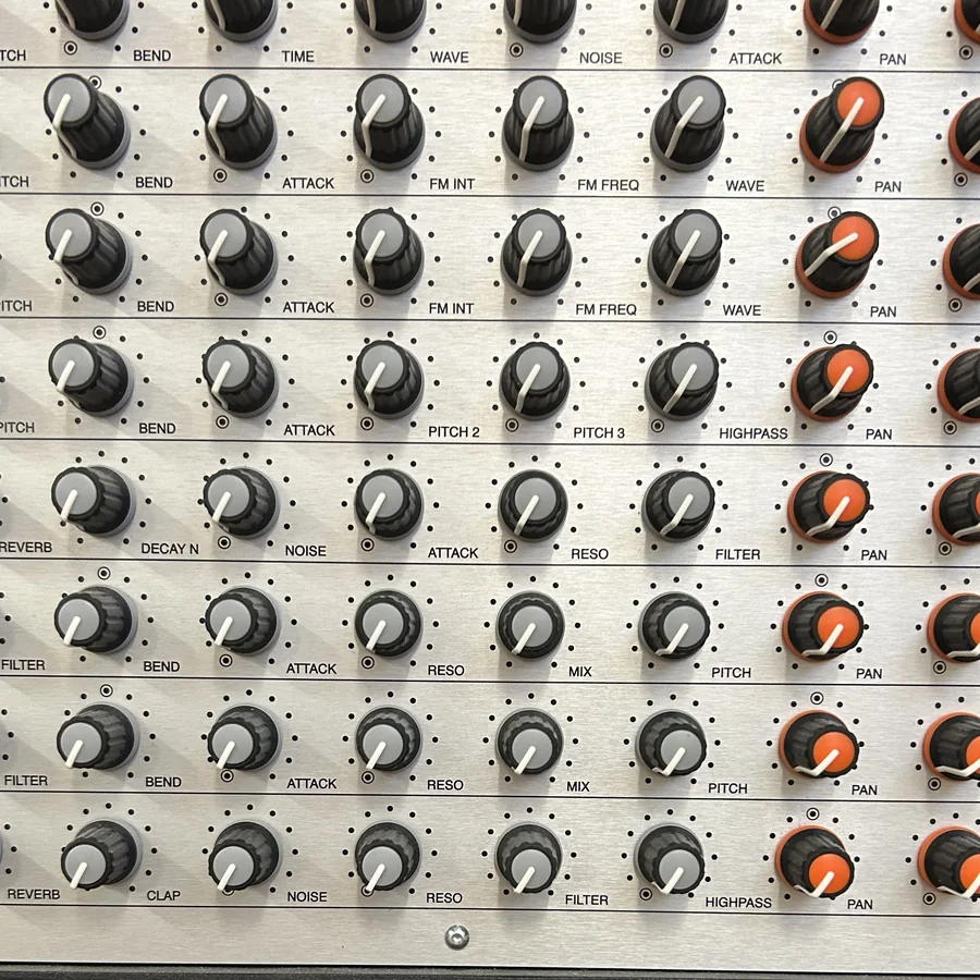 Commandes d’un rack de synthétiseurs en gros plan