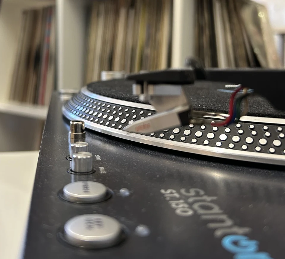 Platine vinyle, plateau et bras de lecture